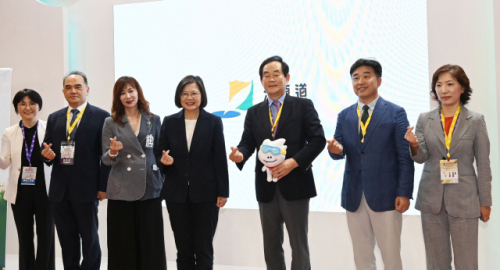 차이잉원 대만총통이 지난 26일 타이베이 세계무역센터에서 열린 '2023 타이베이 국제관광박람회'에서 강원도관을 방문해 기념촬영하고 있다. 대만 타이베이=신세희기자