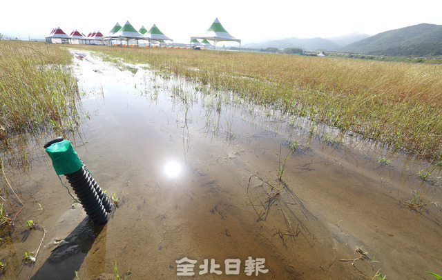 지난 주말 부안지역에 83mm의 비가 내리면서 30일 잼버리 대회 영지가 침수돼 물바다를 이루고 있다. 침수 대책으로 강제 배수 등의 보안책 마련과 신속한 국비 투입이 요구되고 있다. 오세림 기자