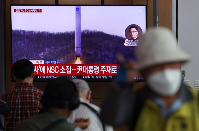 북한이 31일 오전 6시29분께 평안북도 동창리 일대에서 남쪽 방향으로 북한이 주장하는 우주발사체를 발사했다고 합동참모본부가 밝혔다. 이날 오전 서울역 대합실에 시민들이 발사 소식을 전하는 뉴스를 시청하고 있다./연합뉴스