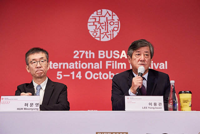 지난해 10월 제27회 부산국제영화제(BIFF) 결산 기자회견에 참석한 허문영 집행위원장(왼쪽)과 이용관 이사장. 부산일보DB