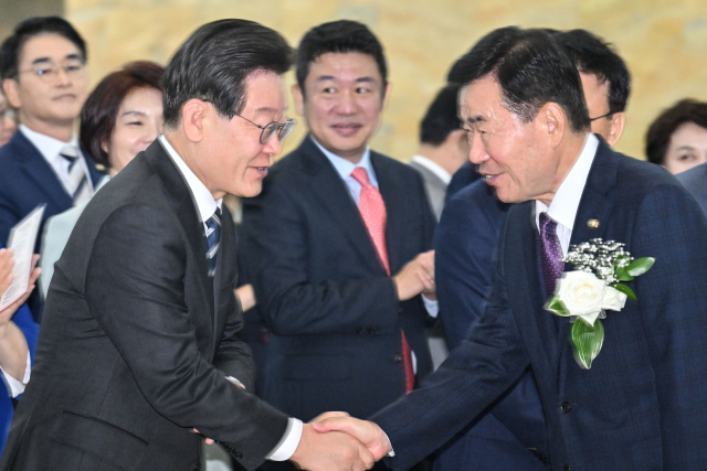 31일 국회에서 열린 제75주년 국회개원기념식에서 김진표 국회의장과 이재명 민주당 대표가 인사하고 있다. 연합뉴스