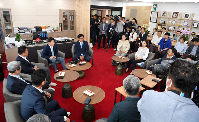 지난달 26일 제주도와 도의회가 간담회를 열고 심사보류된 추경안 처리를 위한 원포인트 임시회 개최를 전격 합의했다.