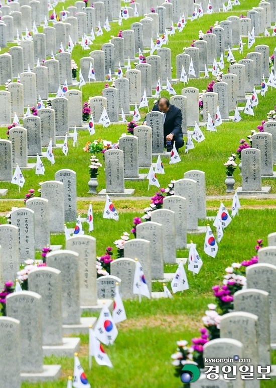 6월은 나라를 위해 목숨을 바친 이들과 순국선열을 기리는 '호국보훈의 달'이다. 6·25 전쟁 당시 목숨을 걸고 싸운 사람들이 있기에 오늘날의 대한민국이 있지만, 경기도 내 거주하는 6·25 참전유공자들에 대한 수당이 다른 지역에 비해 상대적으로 부족한 것으로 드러나 대책이 시급하다. 사진은 호국보훈의 달을 맞아 국립서울현충원을 찾은 한 유가족이 묘소에서 참배하는 모습. 2023.6.4 /이지훈기자 jhlee@kyeongin.com