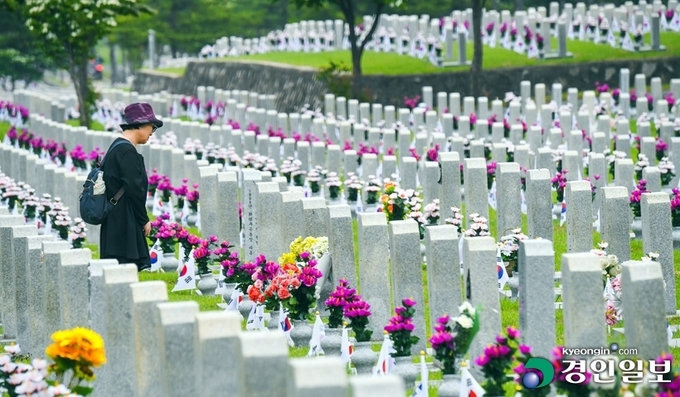 6월은 나라를 위해 목숨을 바친 이들과 순국선열을 기리는 '호국보훈의 달'이다. 6·25 전쟁 당시 목숨을 걸고 싸운 사람들이 있기에 오늘날의 대한민국이 있지만, 경기도 내 거주하는 6·25 참전유공자들에 대한 수당이 다른 지역에 비해 상대적으로 부족한 것으로 드러나 대책이 시급하다. 사진은 호국보훈의 달을 맞아 국립서울현충원을 찾은 한 유가족이 묘소에서 참배하는 모습. 2023.6.4 /이지훈기자 jhlee@kyeongin.com