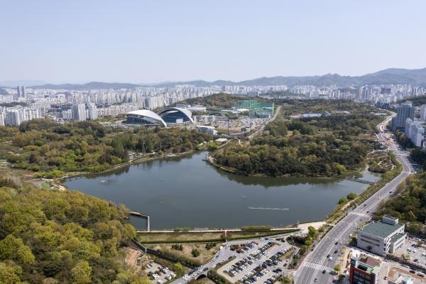 중앙공원이 풍암저수지를 품에 안고 있다. <광주일보 자료사진>