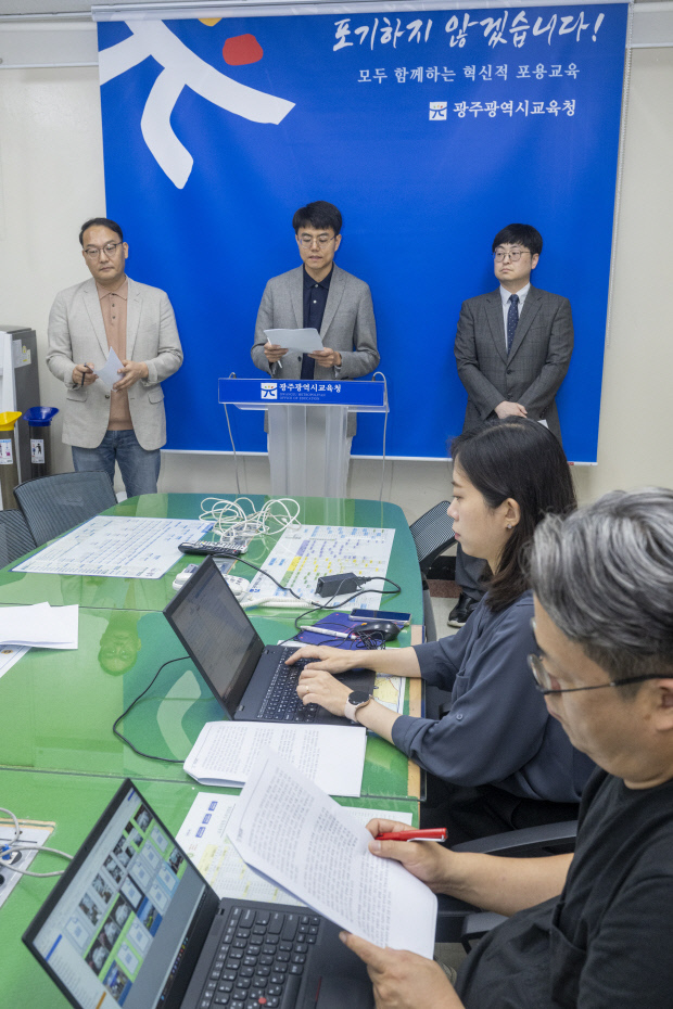 광주진학부장협의회가 21일 광주시교육청 기자실에서 ‘2024 수능시험 경향성 전망과 대비 방안 발표’를 하고 있다. 신희돈(광덕고 진학부장·왼쪽부터)·오창욱(광주진학부장협의회장·광주 대동고)·박영광(숭덕고 진학부장). /김진수 기자 jeans@kwangju.co.kr