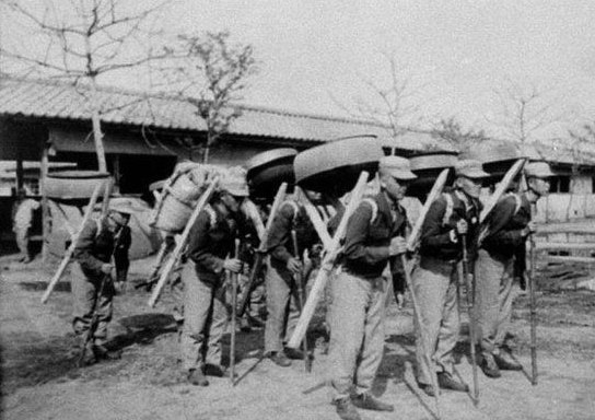 1950년 8월 경북 칠곡 다부동 유학산 전투에서 노무자들이 포탄을 저 나르고 있다. 매일신문 DB