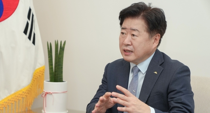 오영훈 제주지사가 제주일보와 특별대담을 갖고 취임 1주년 성과와 과제, 제주 주요 현안에 대한 입장을 밝히고 있다.