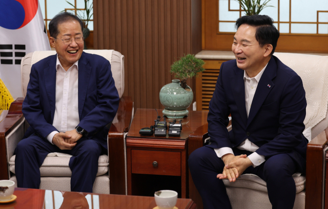 홍준표 대구시장과 원희룡 국토교통부 장관이 26일 대구시청 산격청사에서 '대구 미래 스마트기술 국가산단 성공 추진 상생협력 협약식'에 앞서 환담을 나누고 있다. 김영진 기자 kyjmaeil@imaeil.com