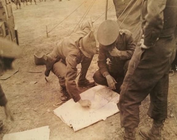 미군 제123통신사진파견대가 1948년 5월 15일 촬영한 사진. 제주도 주둔 9연대 고문관 리치 대위와 한국군 장교들이 공산주의자들이 극성을 부리는 마을을 공격할 계획을 세우고 있다고 설명하고 있다. 사진 미국립문서기록관리청 소장