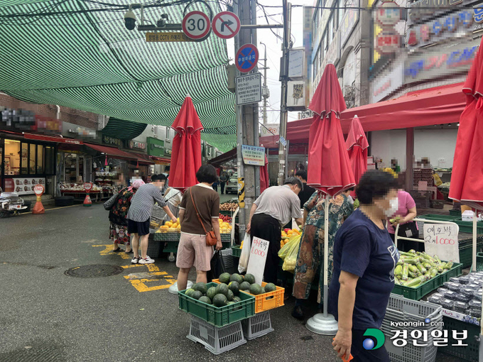 30일 찾은 수원시 장안구 정자시장. 전날 폭우가 내리며 이른 장마의 시작을 알린 가운데, 다소 비가 진정세에 접어든 이날 오전부터 시민들이 분주히 상품을 고르고 있다. 2023.6.30 /조수현기자 joeloach@kyeongin.com