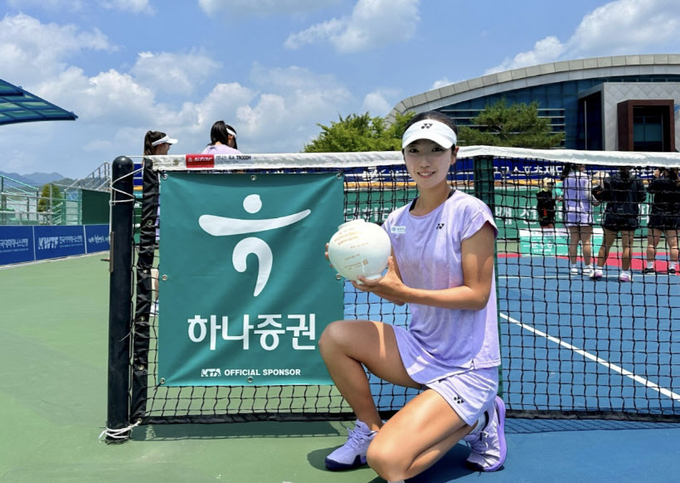지난 28일 '제2회 대한테니스협회장배 전국테니스대회' 여자대학부 단식 결승에서 2회 연속 우승을 차지한 오은지(22·명지대)가 우승컵을 들고 환하게 웃고 있다. /명지대 제공