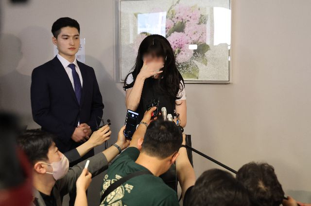 지난달 12일 오후 부산 연제구 부산고등법원에서 열린 '부산 돌려차기 사건' 항소심에서 피해자가 인터뷰를 하며 눈물을 흘리고 있다. 이재찬 기자 chan@