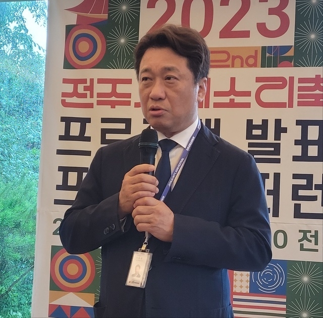 이왕준 전주세계소리축제조직위원회 조직위원장이 프로그램 발표회 및 프레스 컨퍼런스에서 인사말을 하고 있다. /사진=김영호 기자