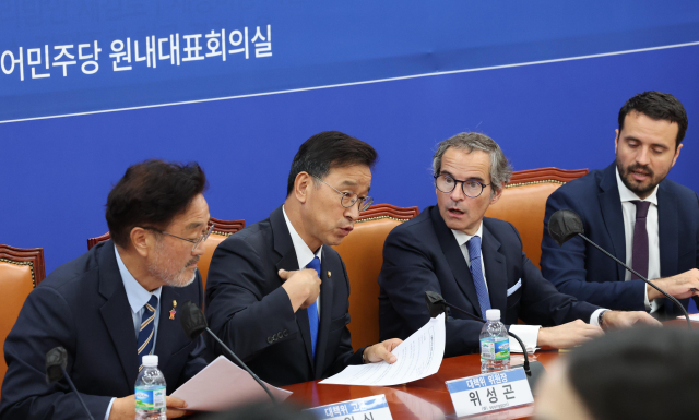 라파엘 그로시 국제원자력기구(IAEA) 사무총장이 9일 서울 여의도 국회에서 열린 더불어민주당 후쿠시마 원전오염수 해양투기저지 대책위원회-국제원자력기구 면담에서 위성곤 위원장과 대화하고 있다. 연합뉴스