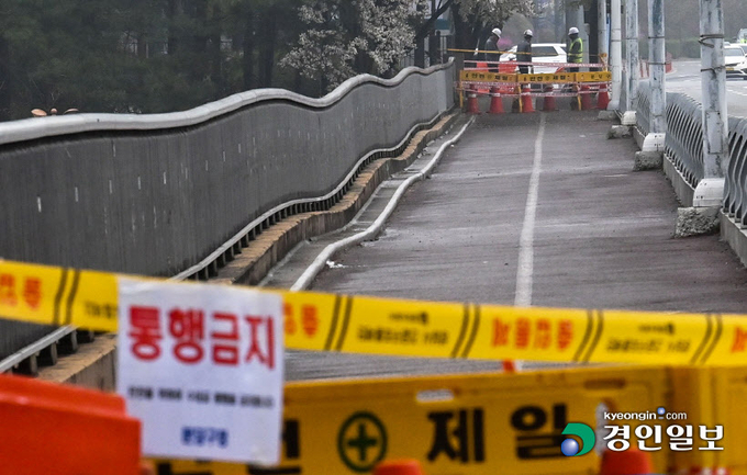 사진은 성남시 분당구 수내교 보행로가 통제되고 있는 모습. /경인일보DB