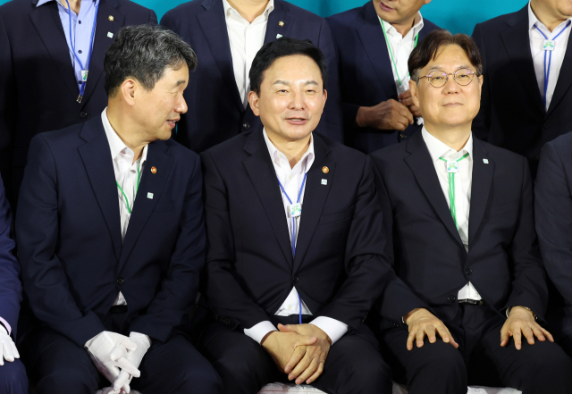 이주호 사회부총리 겸 교육부 장관(왼쪽부터), 원희룡 국토교통부 장관, 이관섭 대통령실 국정기획수석이 10일 오후 세종시 KT&G 세종타워에이 빌딩에서 열린 대통령 직속 지방시대위원회 출범식에 참석해 자리하고 있다. 연합뉴스