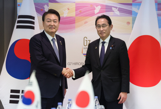 윤석열 대통령이 지난 5월 열린 한일 정상회담에서 기시다 후미오 일본 총리와 악수하고 있다. 사진=연합뉴스