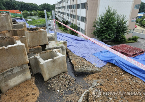 ◇지난 13일부터 15일까지 사흘간 300㎜가 넘는 폭우가 쏟아진 가운데 강원 원주시 태장동의 한 주차장 옹벽이 무너져 긴급 복구에 나섰다.