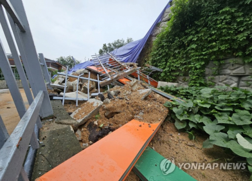 ◇지난 13일부터 15일까지 사흘간 300㎜가 넘는 폭우가 쏟아진 가운데 강원 원주시 태장동의 한 주차장 옹벽이 무너져 긴급 복구에 나섰다.