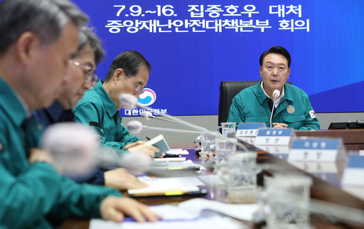 6박 8일간 리투아니아·폴란드·우크라이나 순방을 마치고 귀국한 윤석열 대통령이 17일 오전 정부서울청사에서 열린 집중호우 대처 중앙재난안전대책본부(중대본) 회의를 주재하고 있다/사진=연합뉴스 
