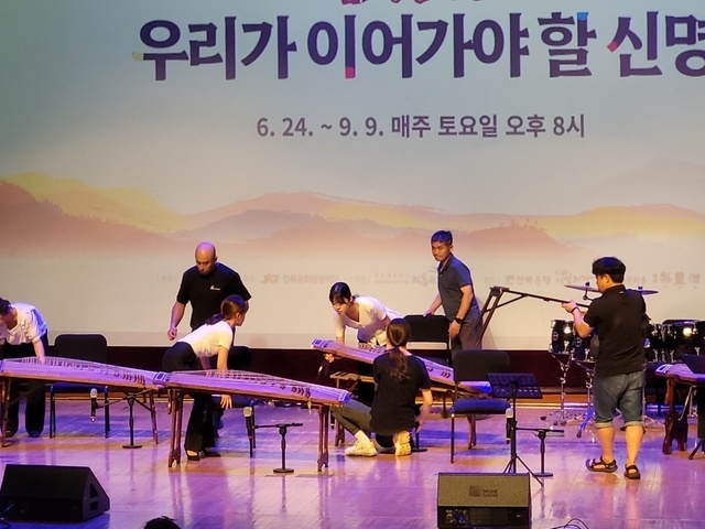 15일 전북도청 실내 대공연장에서 상설공연 출연진과 제작진이 무대를 준비하고 있다. /사진=김영호 기자