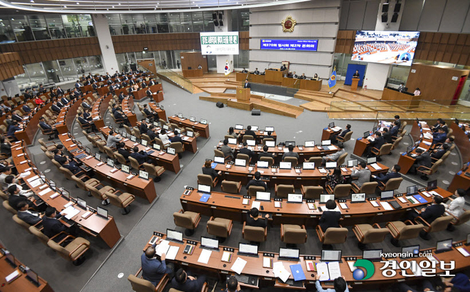 18일 오전 경기도의회 본회의장에서 제370회 임시회 제2차 본회의가 진행되고 있다. 2023.7.18 /이지훈기자 jhlee@kyeongin.com
