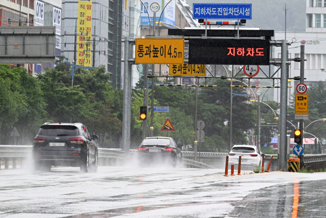 18일 지하차도진입차단시설이 설치되어 있는 창원시 의창구 명곡지하차도로 차량들이 진입하고 있다./김승권 기자/