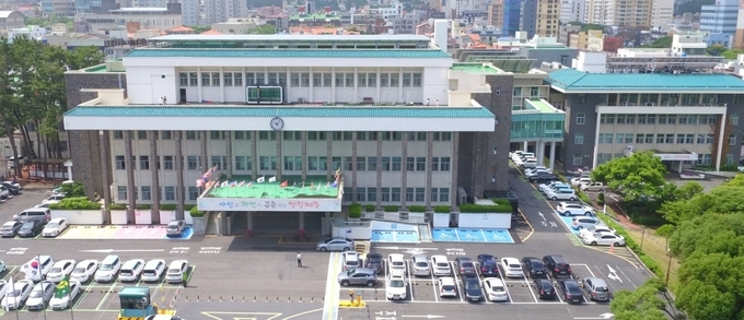제주도청 청사.