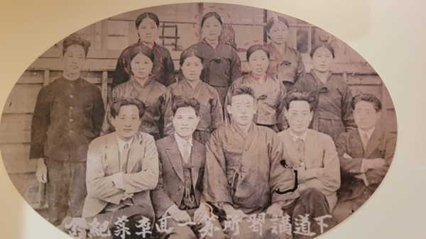 제주시 구좌면 하도보통학교 야학강습소 1회 졸업 기념 사진. 맨 윗줄 가운데가 부춘화, 두 번째 줄 왼쪽으로 두 번째가 김옥련, 오른쪽으로 두 번째가 부덕량이다. 이들은 청년 지식인들의 권유로 야간학교에서 우리 역사와 산수, 사회 등을 배울 수 있었다. 또한 일제 측 상인들이 해녀들이 채취한 해산물 가격을 속이지 못하게끔 저울 보는 법도 야학에서 배웠다.