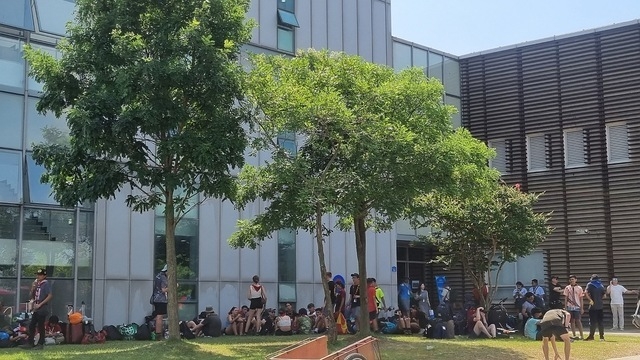 입영 절차를 밟는 잼버리 웰컴센터 입구에 더위를 피하기 위한 참가 대원들이 줄지어 있다.
