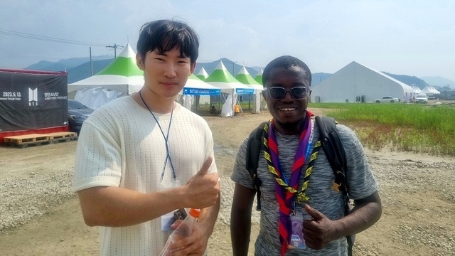 세네갈에서 온 이스마일 은두루 씨. 전날부터 함께 온 친구들과 봉사활동을 하고 있다.