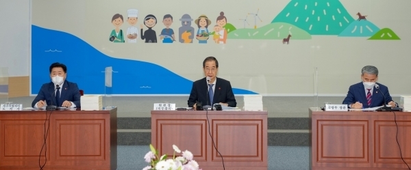 국무총리실 산하 ‘제주4·3사건 진상규명 및 희생자 명예회복위원회(4·3중앙위원회)가 지난해 7월 20일 22년 만에 제주에서 전체회의가 열렸다. 사진 왼쪽부터 오영훈 제주도지사, 한덕수 국무총리, 이종섭 국방부장관..