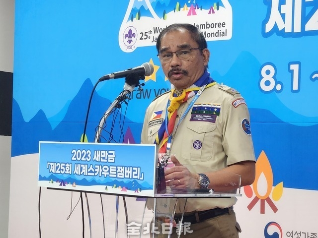데일 코베라 필리핀 대표단장이 지난 5일 새만금 잼버리 프레스센터에서 브리핑을 열고 필리핀의 잔류 의사를 밝히고 있다./ 엄승현 기자