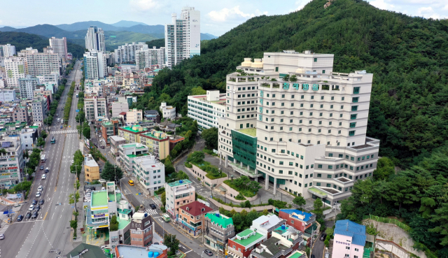 부산시와 지역 정치권이 윤석열 대통령의 지역 의료 정책 공약인 '침례병원 공공화'(보험자병원 설립) 사업을 위해 전방위로 뛰지만 보건복지부의 반대를 넘지 못해 성과를 내지 못하고 있다. 폐쇄된 채 방치된 부산 금정구 침례병원. 정종회 기자 jjh@