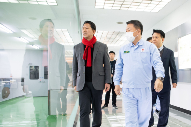 김장호 구미시장이 농심㈜ 구미공장을 방문해 생산시설을 둘러보고 있다. 구미시 제공