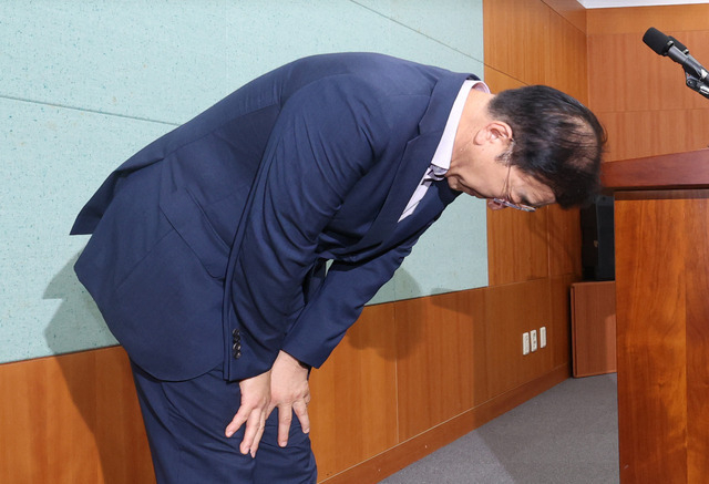 새만금 세계스카우트 잼버리 공동조직위원장인 김윤덕 국회의원이 14일 전북도의회 기자회견 자리에서 잼버리 파행과 관련해 고개 숙여 사과하고 있다. 조현욱 기자