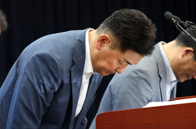 새만금 세계스카우트잼버리 집행위원장인 김관영 도지사가 지난 14일 전북도청 기자간담회 자리에서 잼버리 파행과 관련해 고개 숙여 사과하고 있다. 조현욱 기자