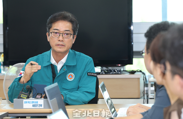 전북도 김진철 감사관이 21일 도청 기자실에서 감사원 감사와 관련한 질문에 답변하고 있다./ 사진=오세림 기자