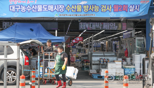 일본 정부가 후쿠시마 오염수를 24일부터 방류하기로 발표한 22일 대구 북구 매천수상시장이 방문하는 손님들의 발길이 끊겨 한산한 모습을 보이고 있다. 안성완 기자 asw0727@imaeil.com