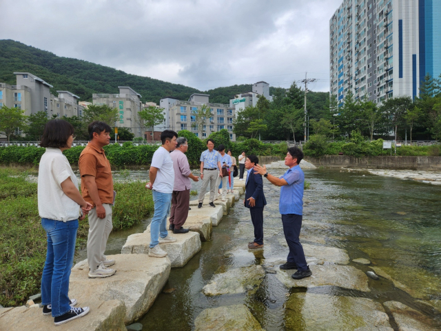 28일 오전 창원시 마산합포구 내서읍 소재 광려천 일대에서 진상락 경남도의원과 시·도 관계자, 주민 20여명이 모인 가운데 수변공원 조성과 관련한 간담회가 열렸다./김영현 기자/