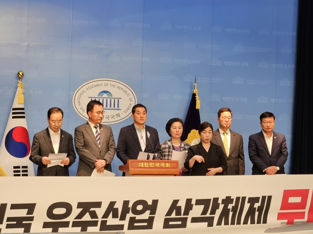 국민의힘 박대출 의원이 30일 국회 소통관에서 우주항공청 특별법의 조속한 통과를 위해 민주당의 적극적 협조를 요구하는 경남의원 명의의 성명서를 읽고 있다.