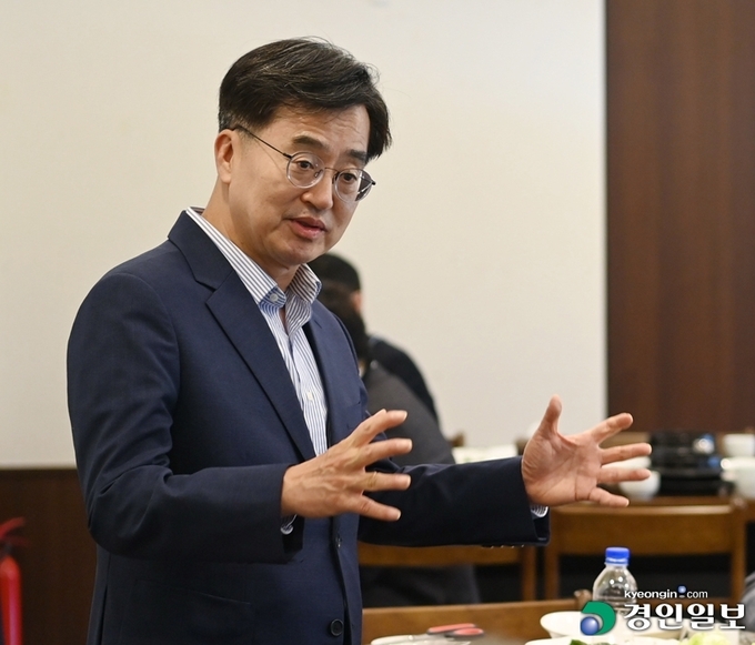 사진은 김동연 경기도지사가 지난해 8월 26일 경기도북부청 출입기자들과 간담회의 모습. "경기북도 추진은 분도가 아니라 북부발전"에 가까우며, "섣불리 접근해 그르치지 않을 것"이라는 입장을 보였다. 2022.8.26 /경기도 제공