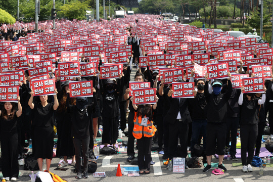 전국교사일동이 지난달 서울 영등포구 국회 앞에서 서초구 교사 사망 사건 진상 규명 촉구 집회를 열고 있다. 사진=연합뉴스