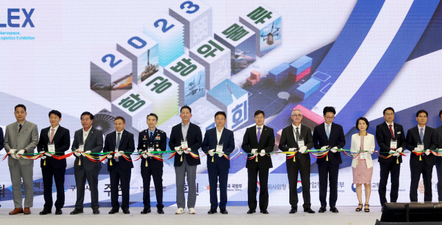 6일 경북 구미시 구미코에서 열린 '2023 경북 항공방위물류 박람회'에서 이철우 경상북도지사, 김장호 구미시장를 비롯한 내빈들이 개막을 알리는 테이프 컷팅을 하고 있다. 대구경북신공항 활성화와 지역 산업 발전을 위해 마련된 이번 박람회는 8일까지 개최되며 70여 개의 기업과 기관이 참여했다. 김영진 기자 kyjmaeil@imaeil.com