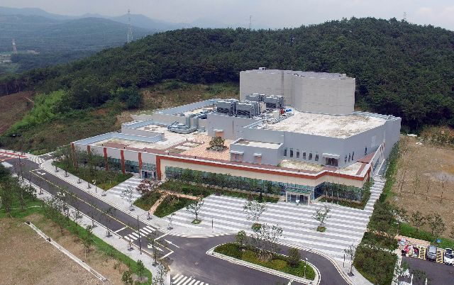 부산 기장군 방사선 의·과학산업단지에 운영 예정인 기장암센터의 중입자가속기 구축 사업이 하염없이 늦어지고 있다. 2016년 6월 들어선 '의료용 중입자가속기 치료센터'.