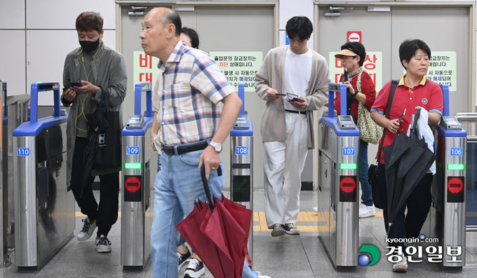 경기도가 '수도권 통합 환승 정기권' 관련 특별전담조직(TF)을 구성해 다각적인 대책 검토에 나서기로 했다. 13일 오후 수원역에서 시민들이 개찰구를 통과하고 있다. 2023.9.13 /최은성기자 ces7198@kyeongin.com