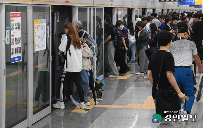 경기도가 '수도권 통합 환승 정기권' 관련 특별전담조직(TF)을 구성해 다각적인 대책 검토에 나서기로 했다. 13일 오후 수원역 열차 승강장에서 시민들이 승하차하고 있다. 2023.9.13 /최은성기자 ces7198@kyeongin.com
