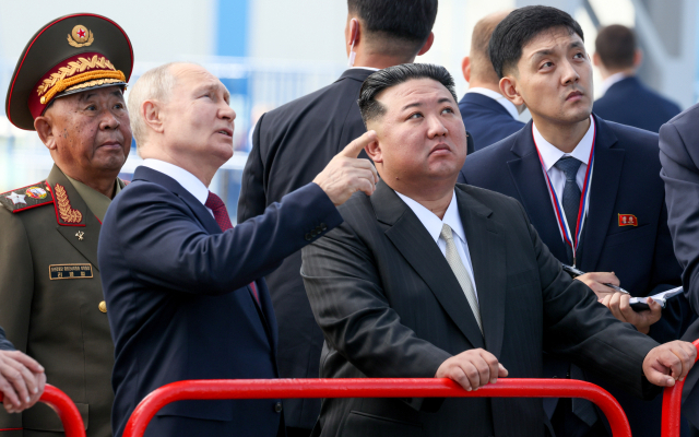 김정은 북한 국무위원장과 블라디미르 푸틴 러시아 대통령이 13일(현지시간) 러시아 극동 아무르주 보스토치니 우주기지에서 대화하고 있다. 이날 김 위원장은 방명록에