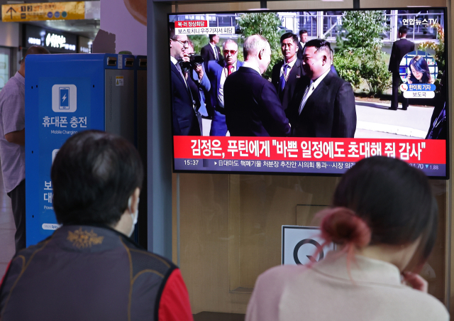 김정은 북한 국무위원장이 블라디미르 푸틴 러시아 대통령과 정상회담에 들어간 13일 오후 서울역 대합실에서 시민들이 관련 보도를 보고 있다. 이번 정상회담은 러시아 극동 아무르주 보스토치니 우주기지에서 4년 5개월만에 다시 성사됐다. 연합뉴스